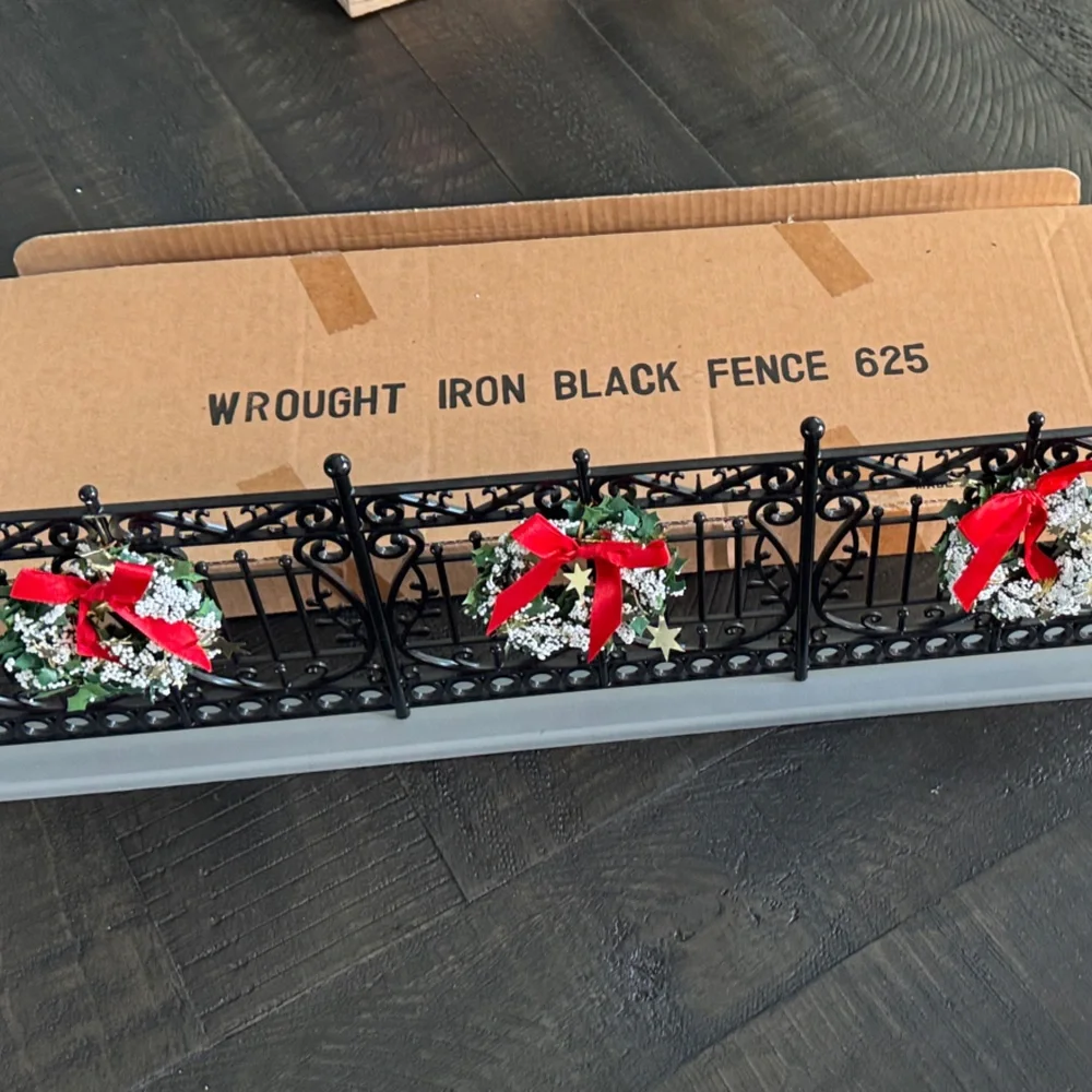 Traditions by Byers’ Choice Christmas Decorative Fence w/ Wreaths – NIB - Picture 6 of 7
